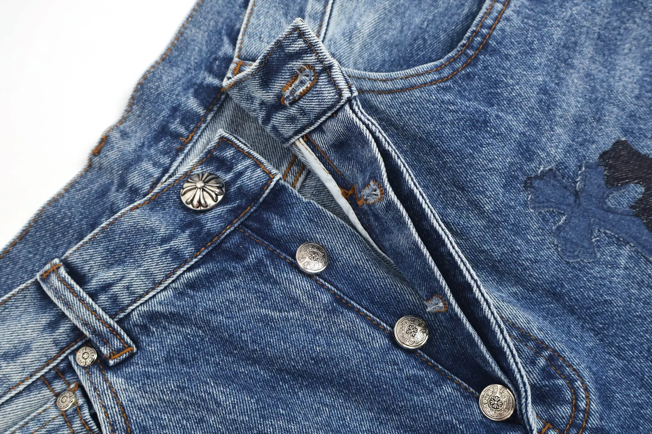 🅿️800 [Exclusive supply] CH Croix Heart Cow King jeans (blue) using genuine levis502 as the base plate, purchased the original version at 5W, heavily washed, frayed and distressed, customized cowhide cross, dyed and fixed to prevent color fading. Fully right-angle fit hand embroidery thread, a total of 5 small silver nails on the whole body, 1 silver medal, 5 Cross Scout flower buttons. The silver content is 85%. It is not made of 925 silver because the silver content is too high and it will easily turn black and oxidize, which affects the appearance. The printing adopts the garment screen water slurry printing process. Size:32/34/36/38